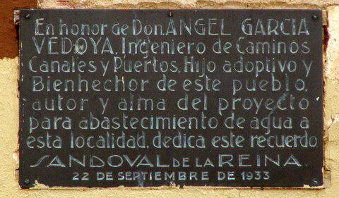 Placa que figura en la fachada del Ayuntamiento de Sandoval, en la plaza dedicada a Ángel