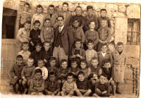 foto-escolar-sandoval-de-la-reina-1945_1600x1114.jpg (408002 bytes)