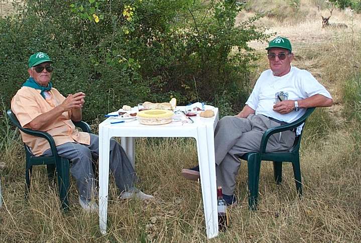mesa_de_maxi_y_mariano.jpg (83824 bytes)