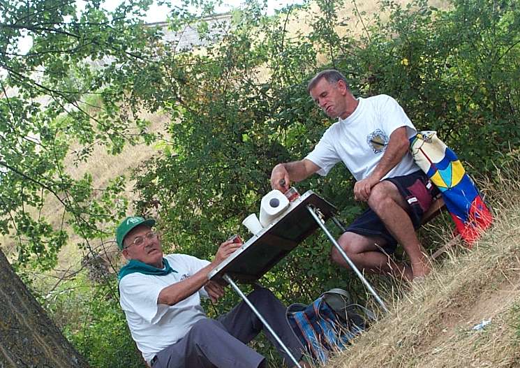 mesa_de_vicente_y_emiliano.jpg (103776 bytes)
