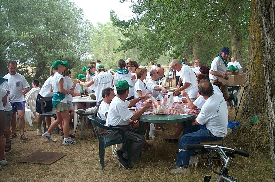 repartiendo_la_comida.jpg (117362 bytes)