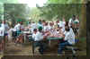 repartiendo_la_comida.jpg (117362 bytes)