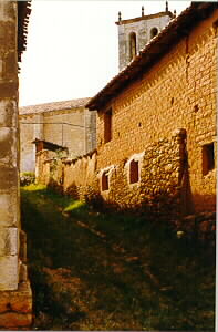 Calleja de subida a la iglesia